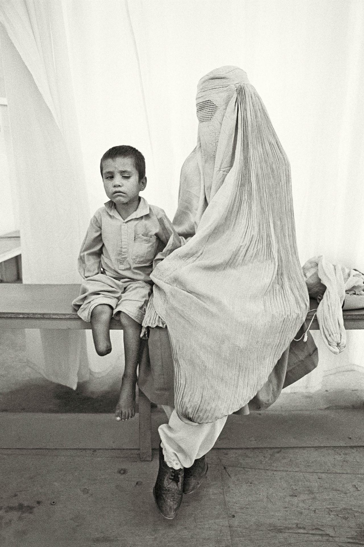 Madre con burka_Gervasio Sanchez 202-21 niv RET copia.jpg